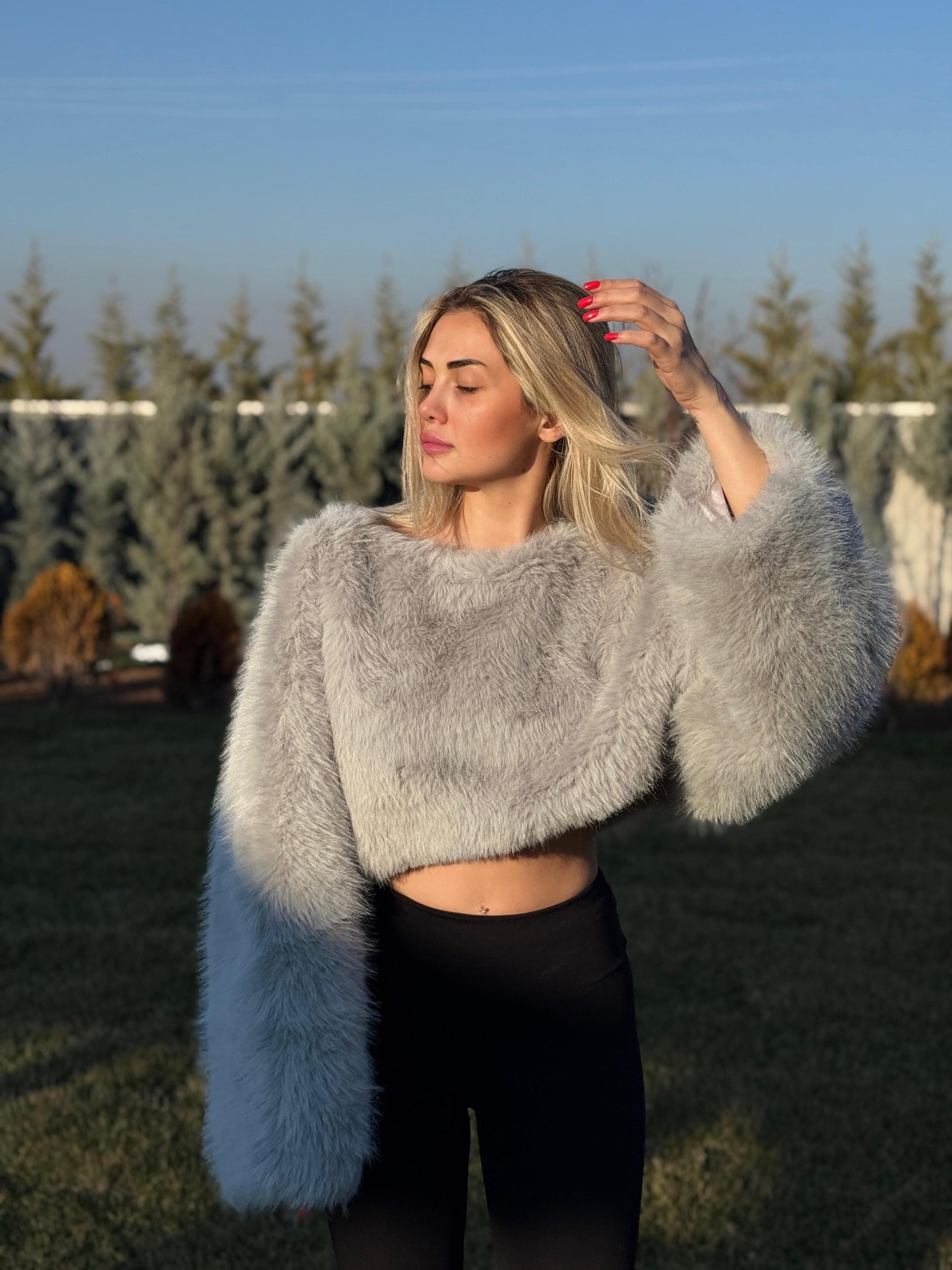 WhatsApp Image 2025-01-08 at 18.34.48 Marka Model Gri Crop Sweat (Peluş) - Görsel 1